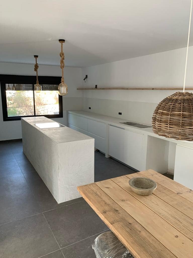 Cocina terminada en vivienda unifamiliar en Moraira — Masel Construcción